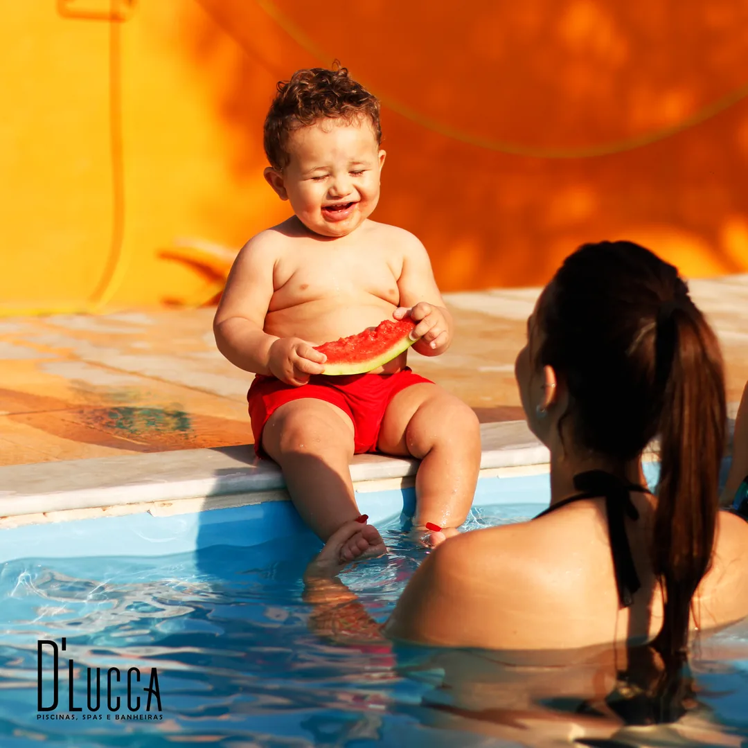 Criança curtindo a piscina D'Lucca
