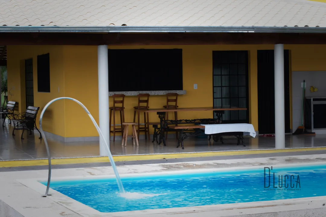 Piscina de fibra instalada em propriedade