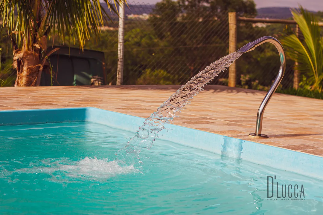 Piscina de fibra D'Lucca pronta em quintal ao entardecer